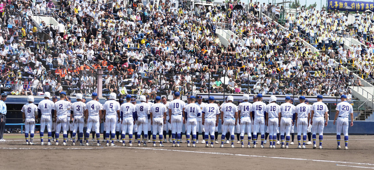 前橋育英対建大高崎　試合終了後、整列する両チーム（撮影・小島史椰）