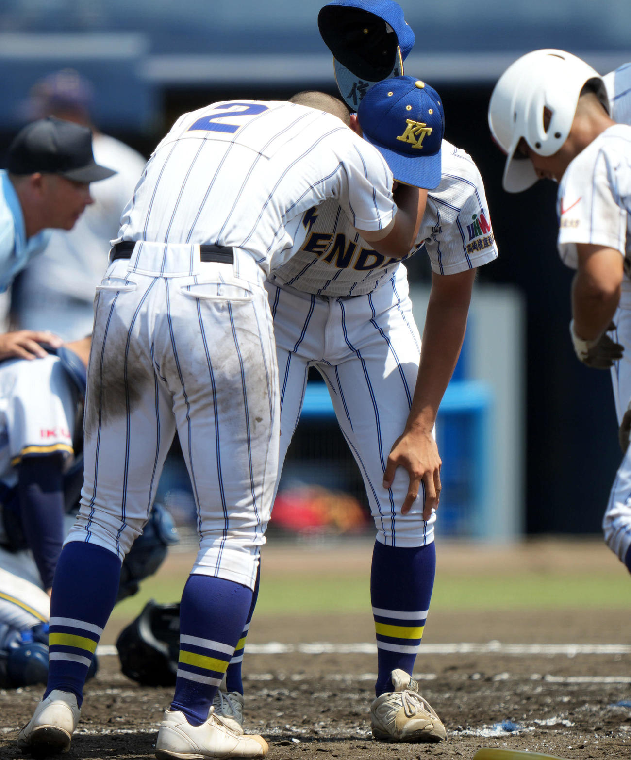 前橋育英対建大高崎　優勝し抱き合う選手たち（撮影・小島史椰）