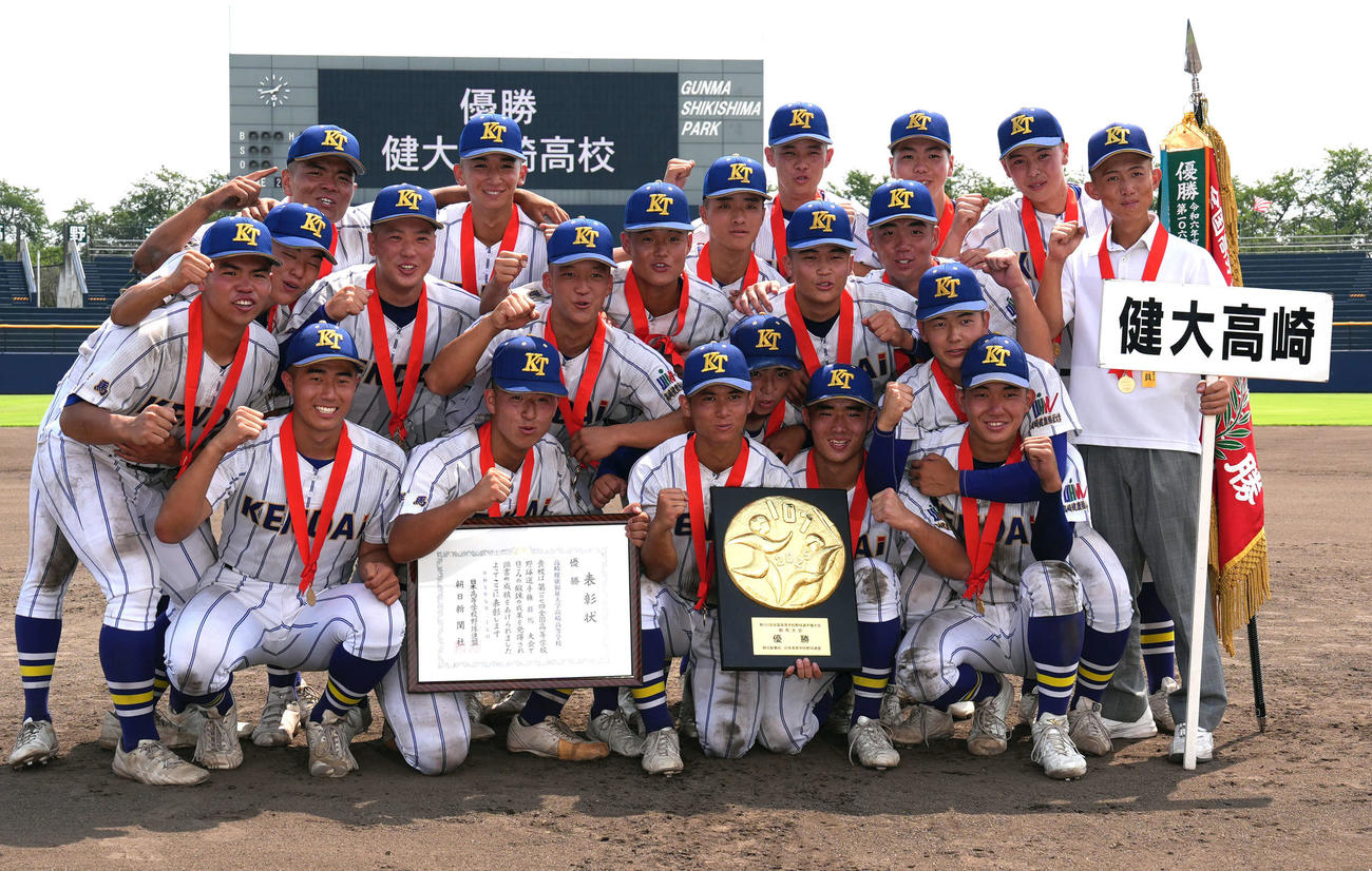 前橋育英対建大高崎　優勝し笑顔でガッツポーズをする建大高崎ナイン（撮影・小島史椰）
