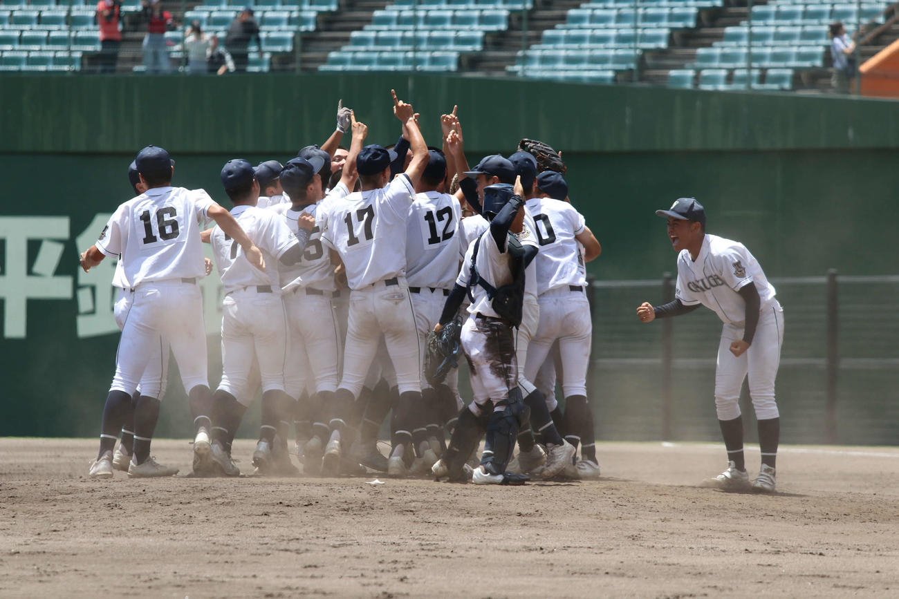 岡山学芸館対おかやま山陽　優勝を決めて歓喜する岡山学芸館ナイン（撮影・一　樹）