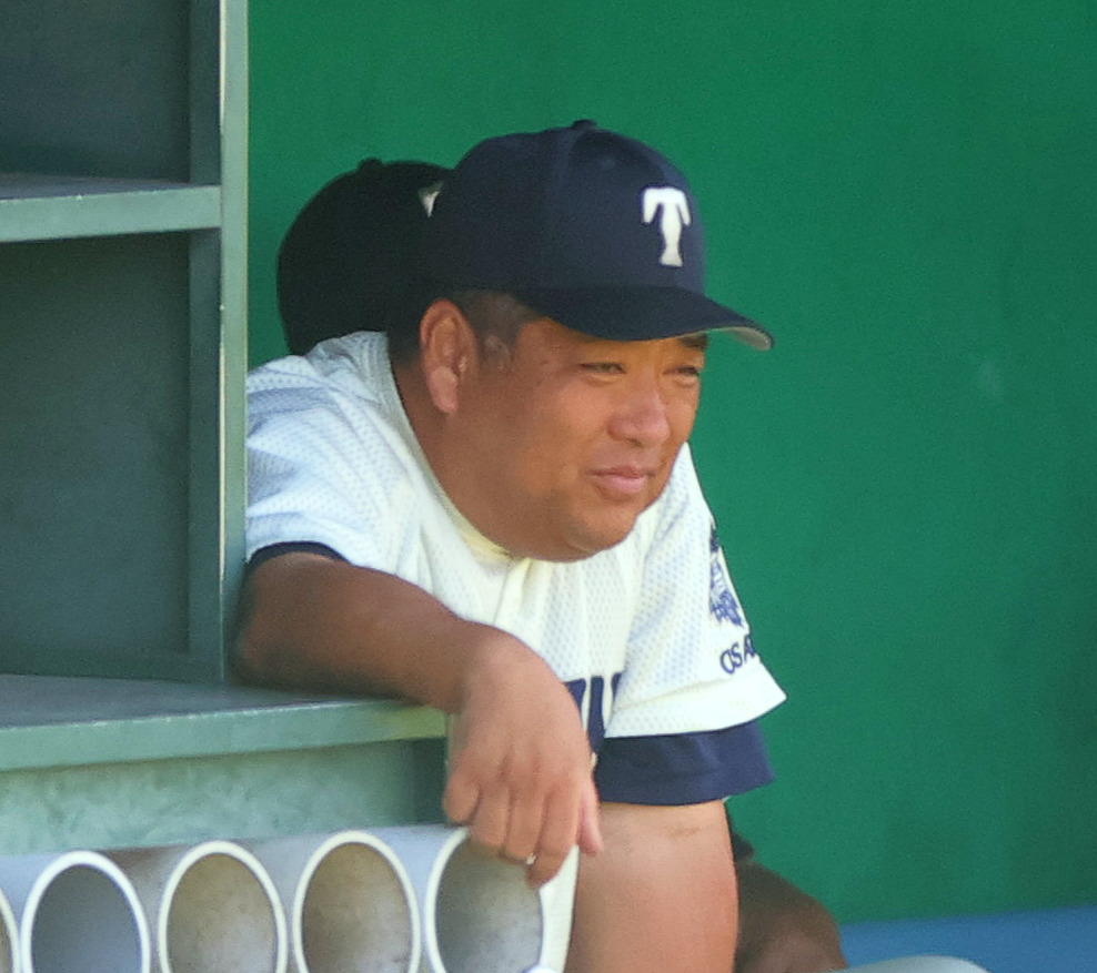 東大阪大柏原対大阪桐蔭　ベンチから戦況を見る大阪桐蔭の西谷監督（撮影・上山淳一）