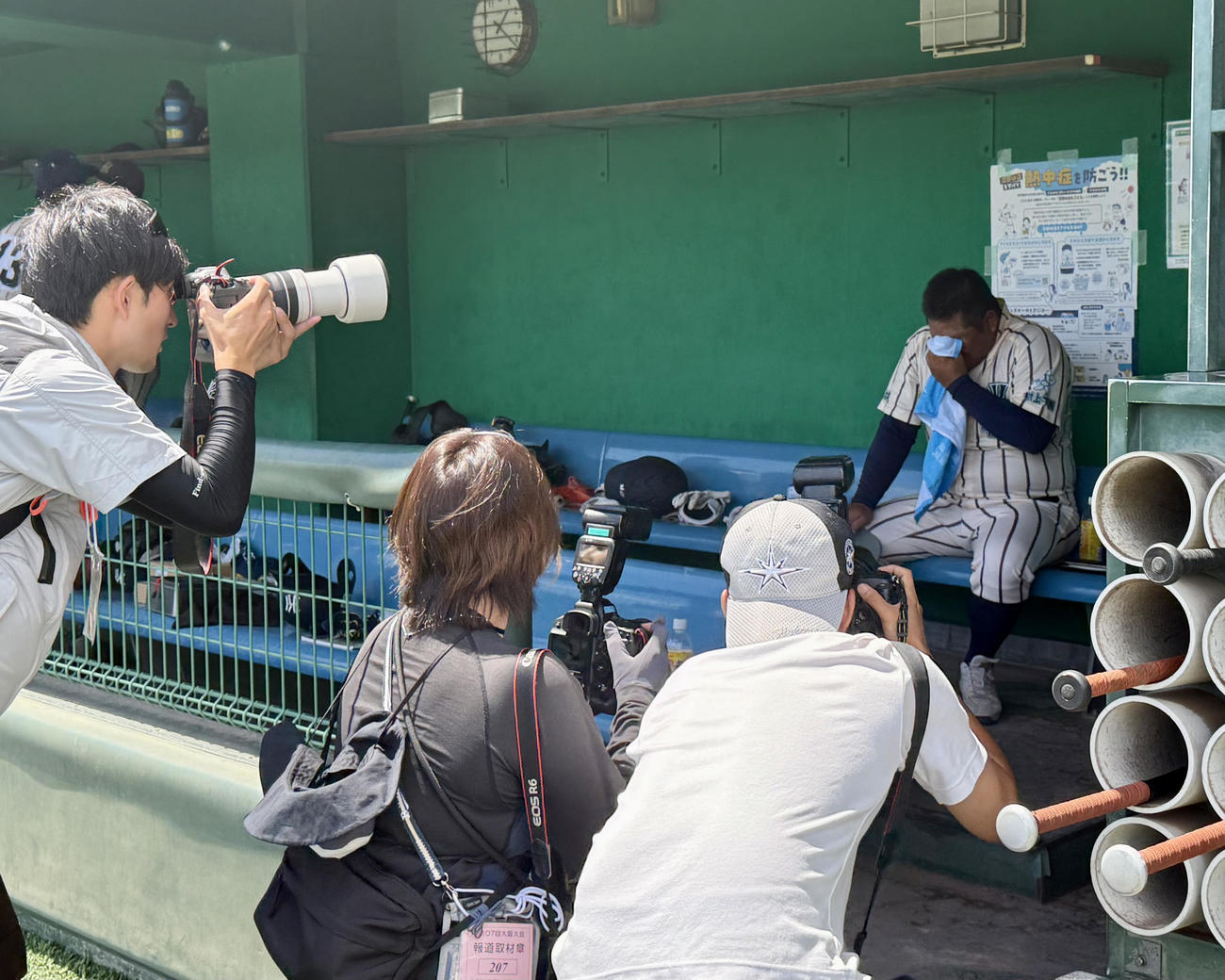 大阪大会決勝　東大阪大柏原対大阪桐蔭　大阪桐蔭を破り甲子園を決めてベンチで号泣する、東大阪大柏原の土井監督（撮影・中島麗）