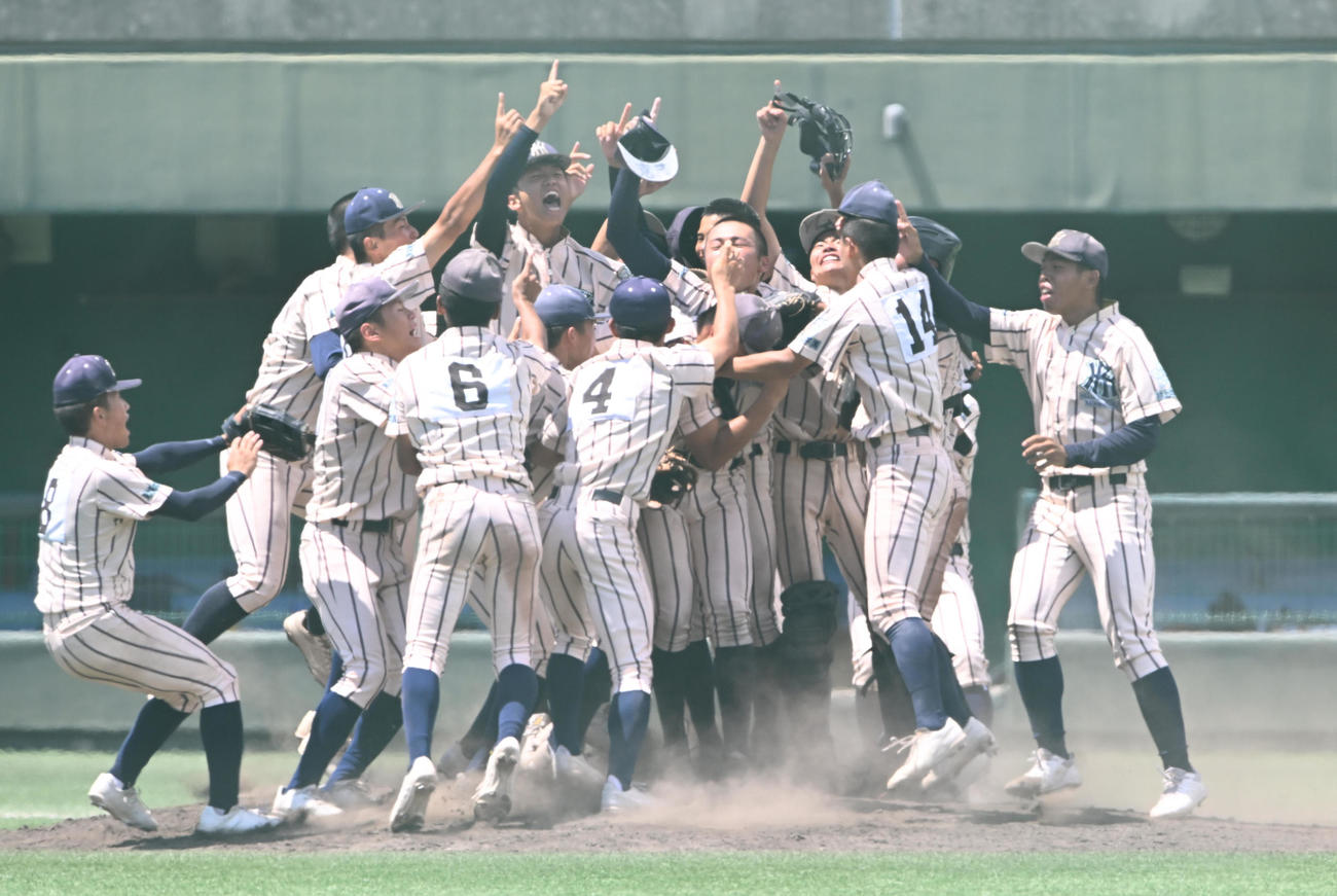 東大阪大柏原対大阪桐蔭　大阪桐蔭を破り甲子園出場を決め、抱き合って喜ぶ東大阪大柏原ナイン（撮影・和賀正仁）