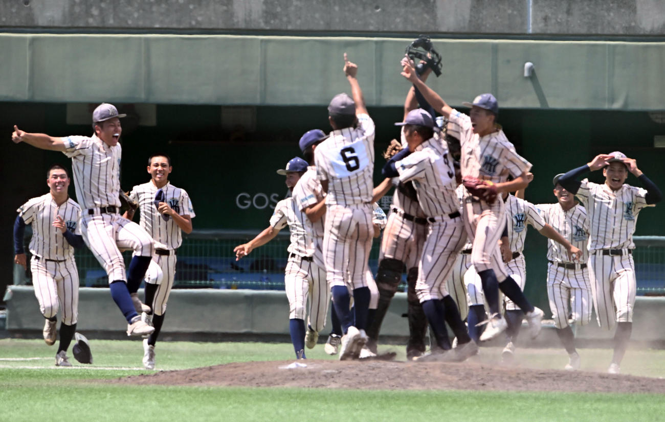 東大阪大柏原対大阪桐蔭　大阪桐蔭を破り甲子園出場を決め、抱き合って喜ぶ東大阪大柏原ナイン（撮影・和賀正仁）