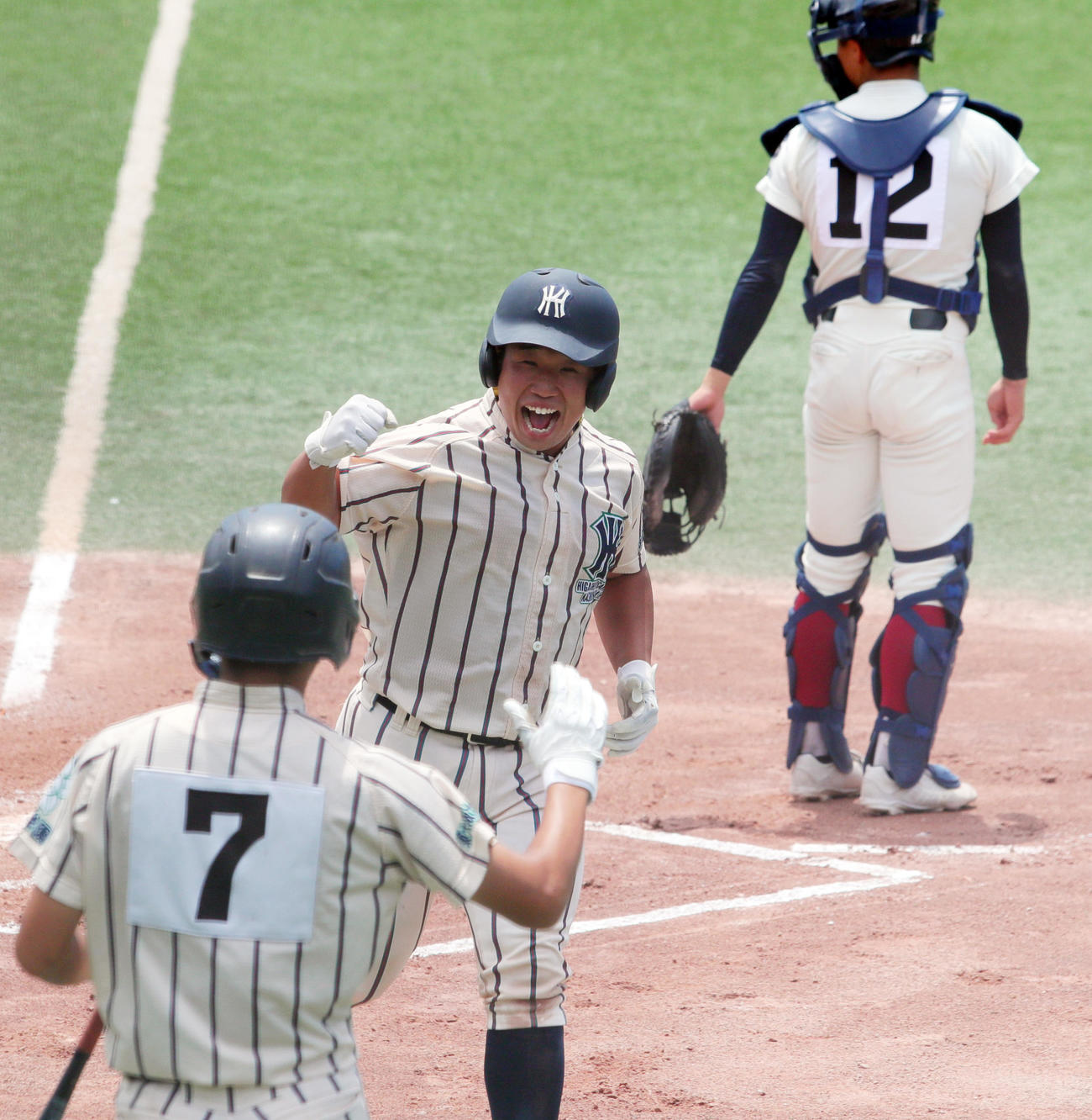東大阪大柏原対大阪桐蔭　6回表東大阪大柏原2死一、三塁、三走竹本（中央）は古川の右前適時打で生還しガッツポーズする（撮影・上山淳一）