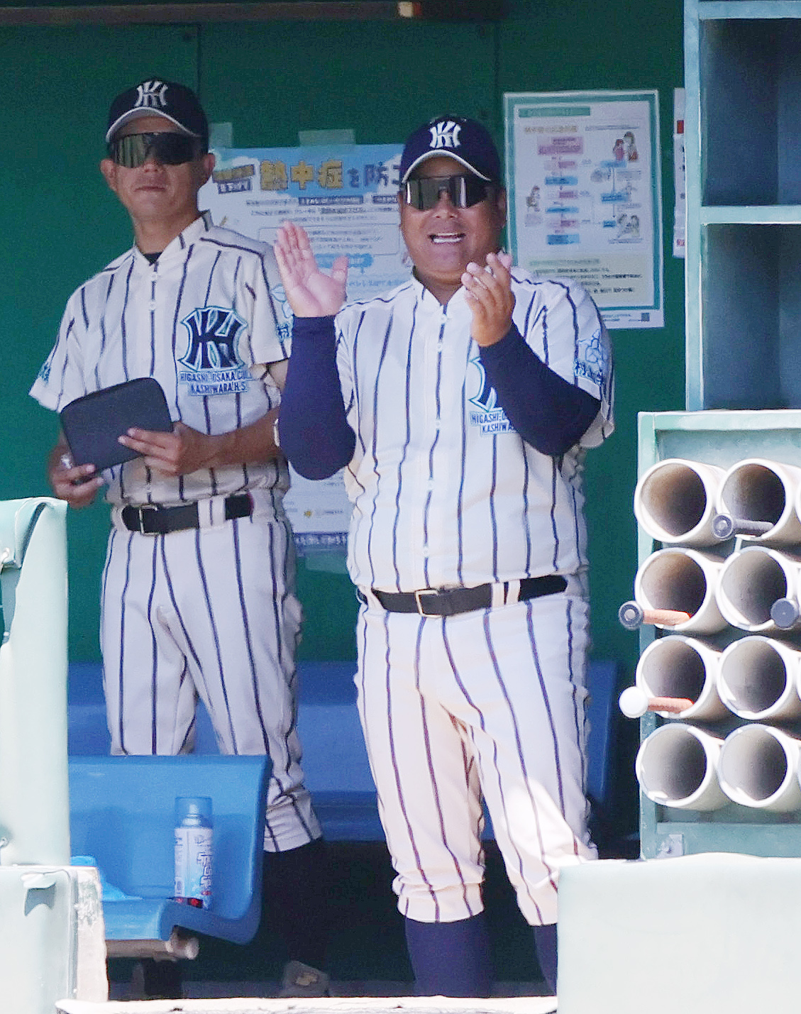 東大阪大柏原対大阪桐蔭　3回、ベンチで拍手する東大阪大柏原の土井監督（右）（撮影・上山淳一）