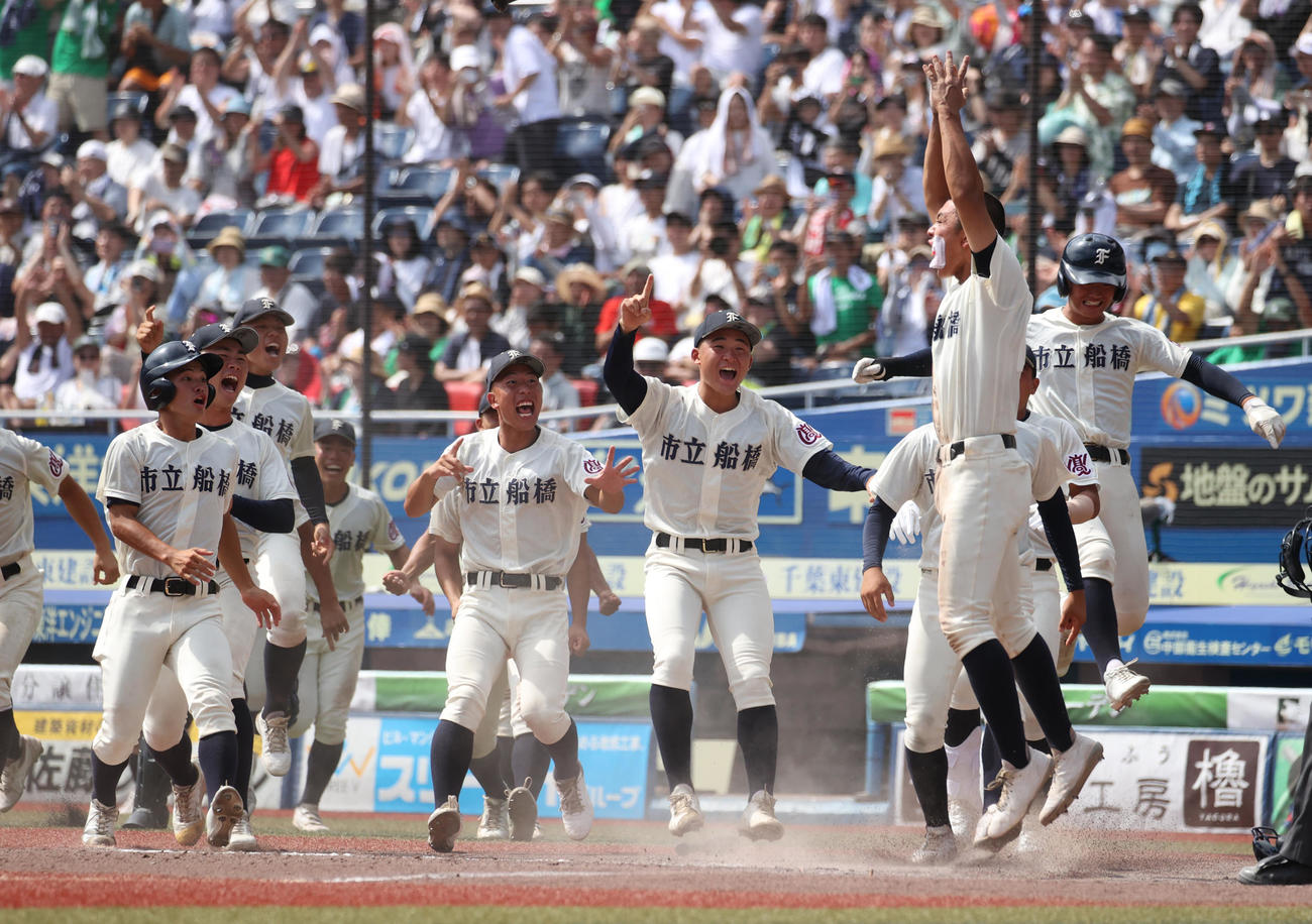 八千代松陰対市船橋　タイブレーク10回裏市船橋2死満塁、川崎の中前サヨナラ打に喜ぶ市船橋ナイン（撮影・柴田隆二）