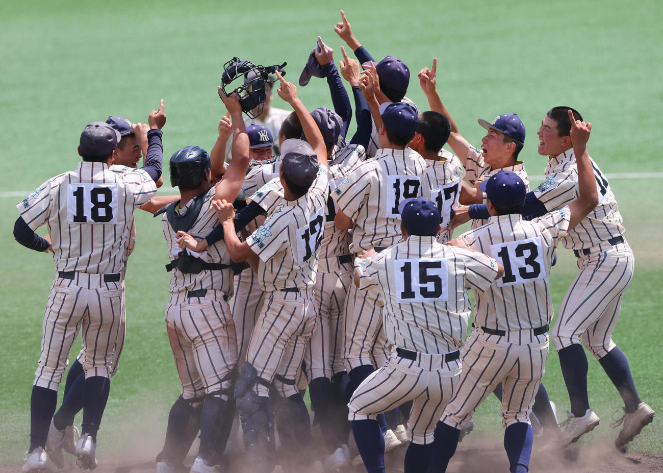 東大阪大柏原対大阪桐蔭　優勝を決めマウンドに駆け寄る東大阪大柏原ナイン（撮影・上山淳一）