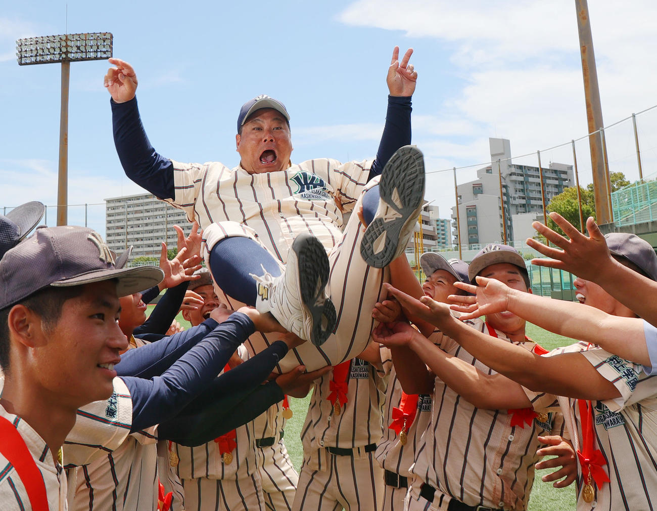 東大阪大柏原対大阪桐蔭　優勝を決めナインから胴上げされる東大阪大柏原の土井監督（撮影・上山淳一）