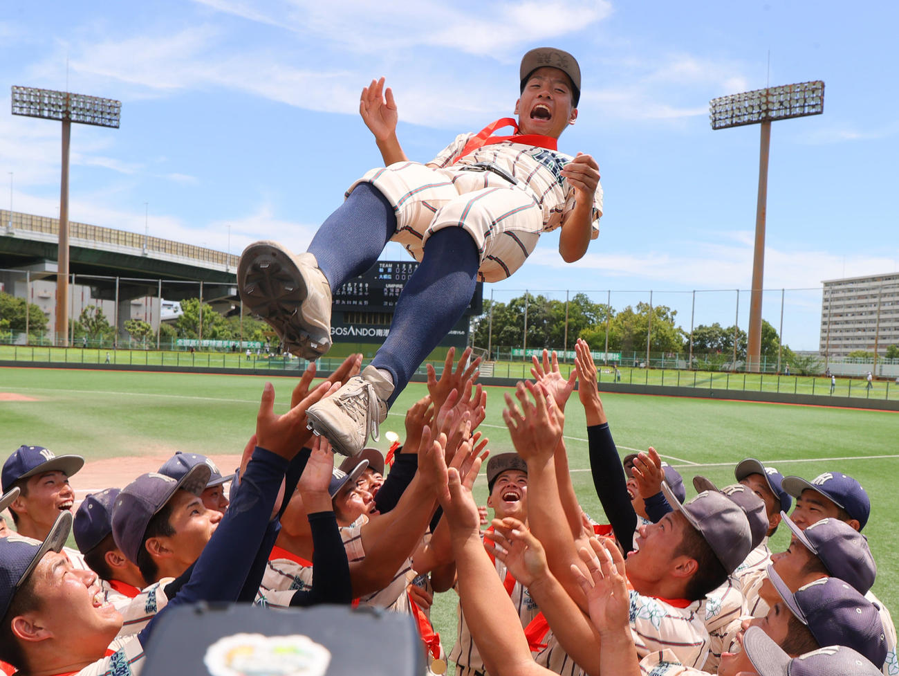 東大阪大柏原対大阪桐蔭　優勝を決めナインから胴上げされる東大阪大柏原の英賀（撮影・上山淳一）