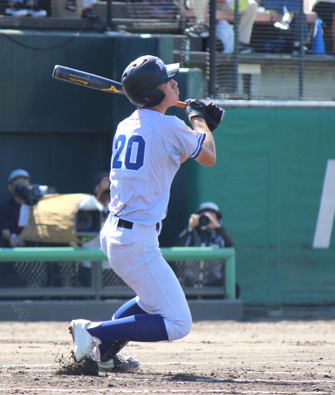 小松大谷対金沢　1回表、小松大谷・胡摩が中前に先制打（撮影・柏原誠）