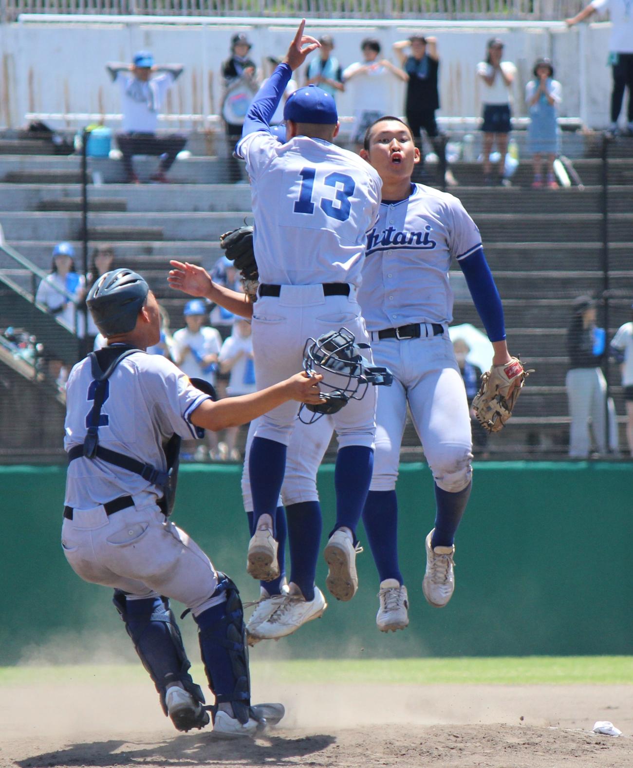 小松大谷対金沢　優勝を決めてジャンプする小松大谷・田西（右）と北（背番号13）（撮影・柏原誠）