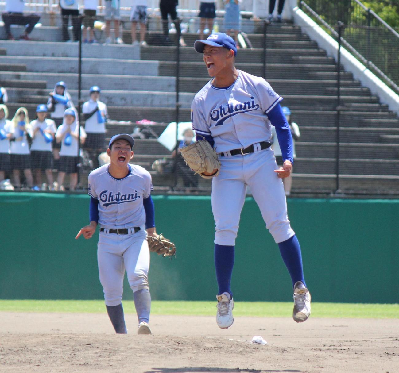 小松大谷対金沢　延長10回裏を抑え、優勝を喜ぶ小松大谷・北（右）と田西（撮影・柏原誠）