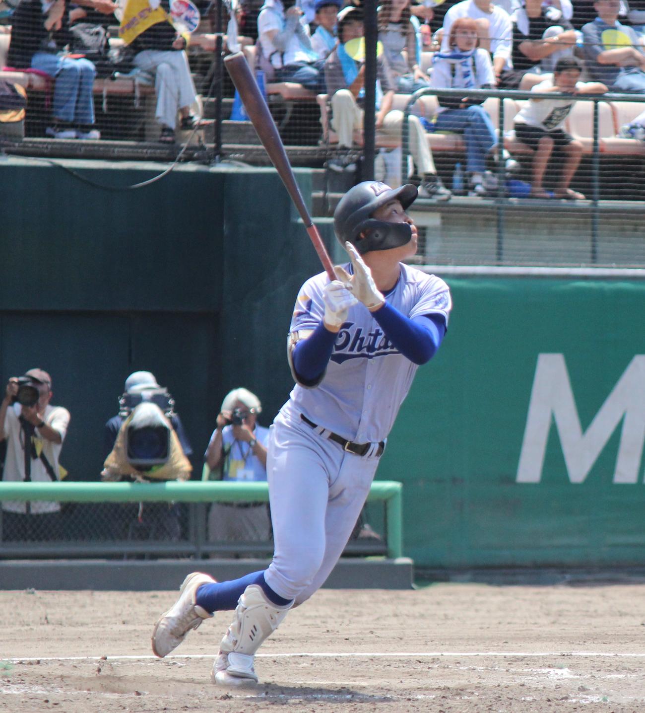 小松大谷対金沢　9回表、貴重な進塁打となる右飛を放つ小松大谷・田西（撮影・柏原誠）