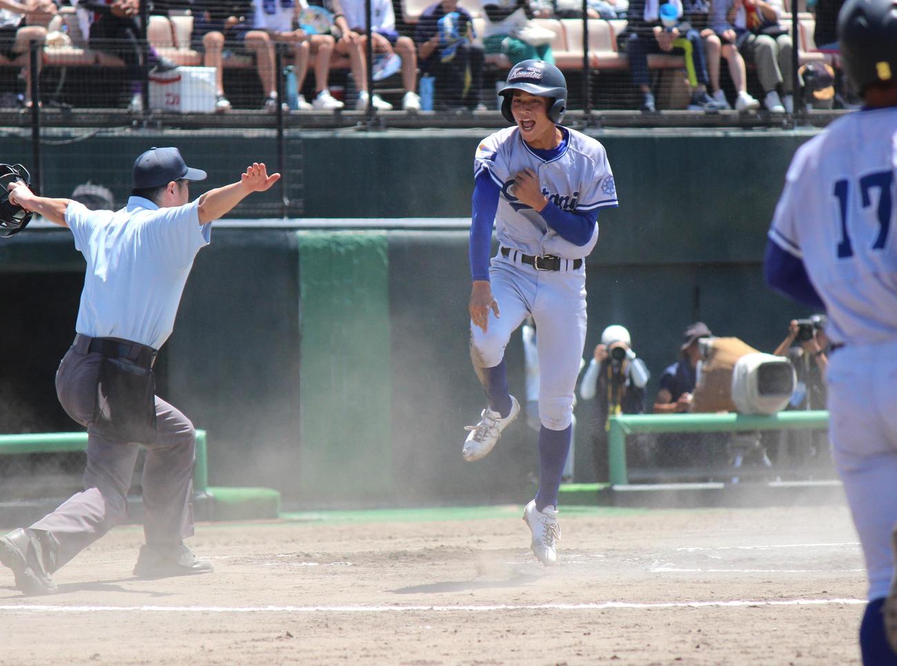 小松大谷対金沢　10回表、伊東の勝ち越し左前打で生還した小松大谷・松井（撮影・柏原誠）