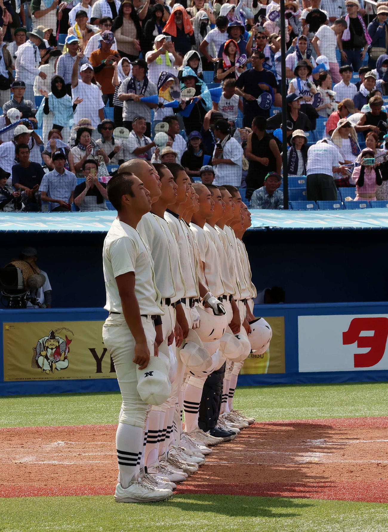 八王子対日大三　試合に勝利し校歌を歌う日大三ナイン（撮影・山本朝陽）