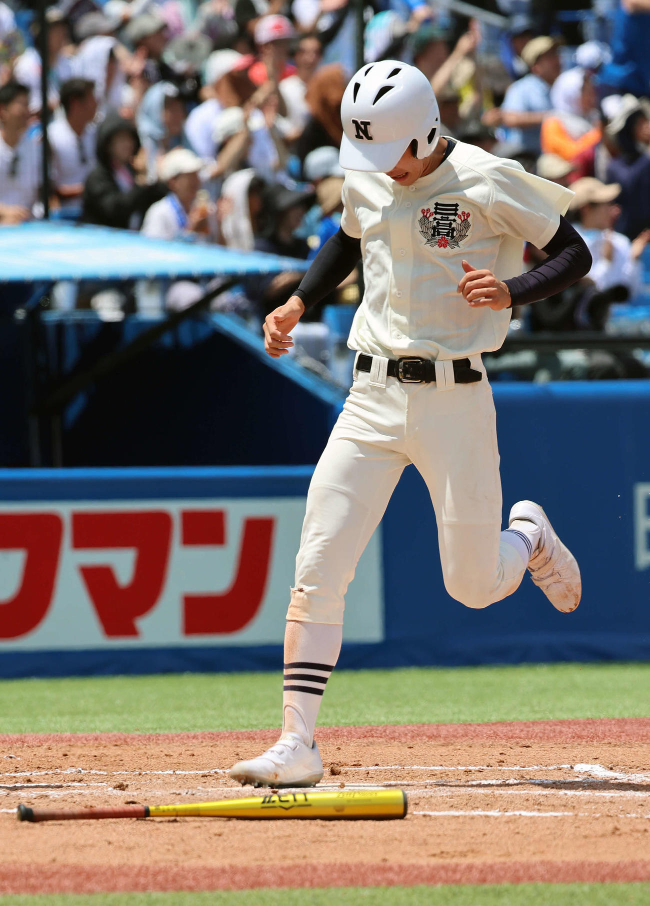 八王子対日大三　1回裏日大三1死三塁、本間の先制適時二塁打で生還した三塁走者松永（撮影・山本朝陽）