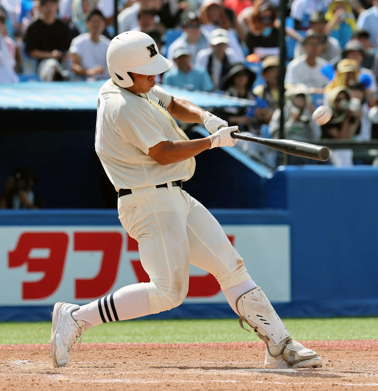 八王子対日大三　9回裏日大三無死一塁、サヨナラとなる2点本塁打を放つ田中諒（撮影・山本朝陽）