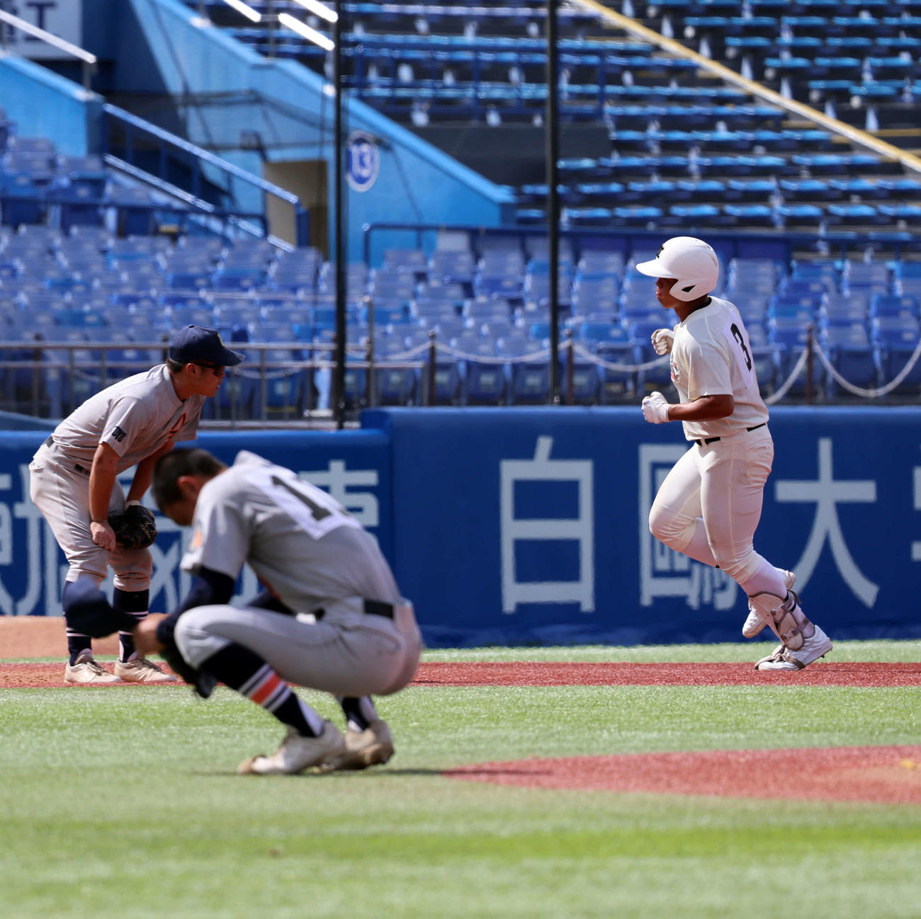 八王子対日大三　9回裏日大三無死一塁、サヨナラとなる2点本塁打を放つ田中諒（右）とうなだれる八王子・島田投手（手前）（撮影・山本朝陽）