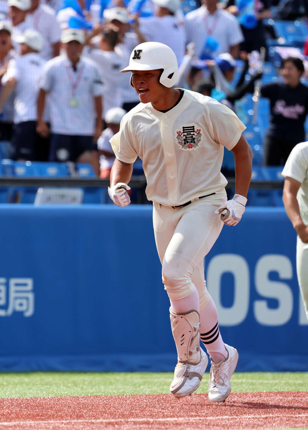 八王子対日大三　9回裏日大三無死一塁、サヨナラとなる2点本塁打を放った田中諒は雄たけびを上げ生還する（撮影・山本朝陽）
