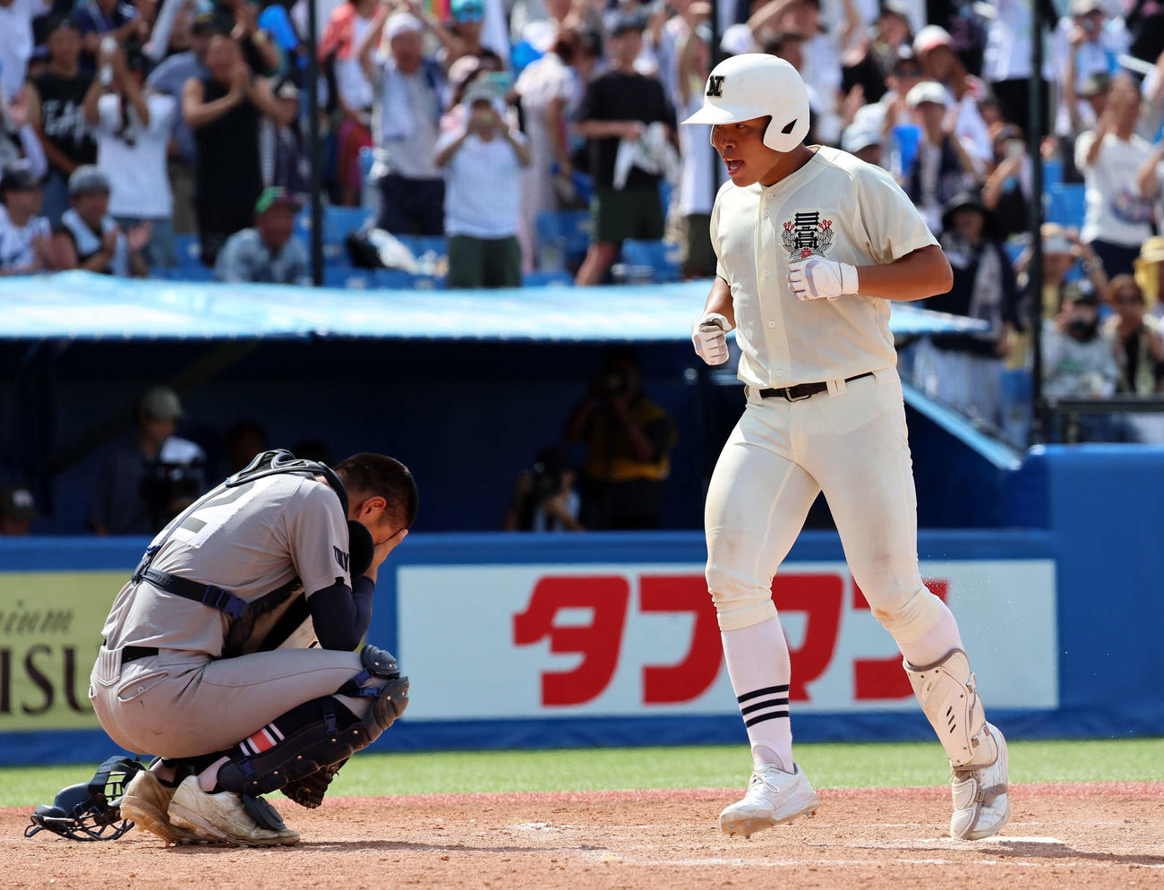 八王子対日大三　9回裏日大三無死一塁、サヨナラとなる2点本塁打を放ち生還する田中諒（右）（撮影・山本朝陽）