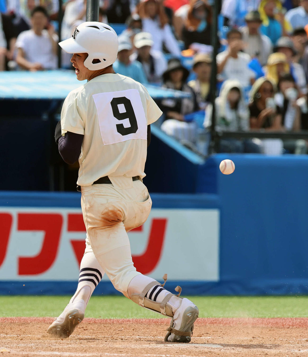 八王子対日大三　8回裏日大三2死満塁、押し出しの死球を受ける松永（撮影・山本朝陽）