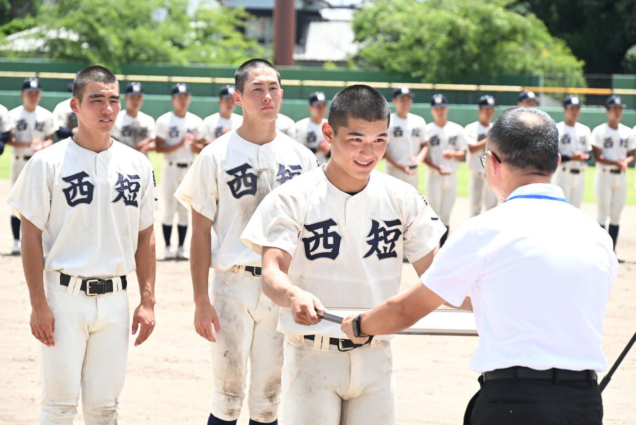 九州国際大付対西日本短大付　賞状を受け取る西日本短大付の井上（中央）（撮影・林敢治）