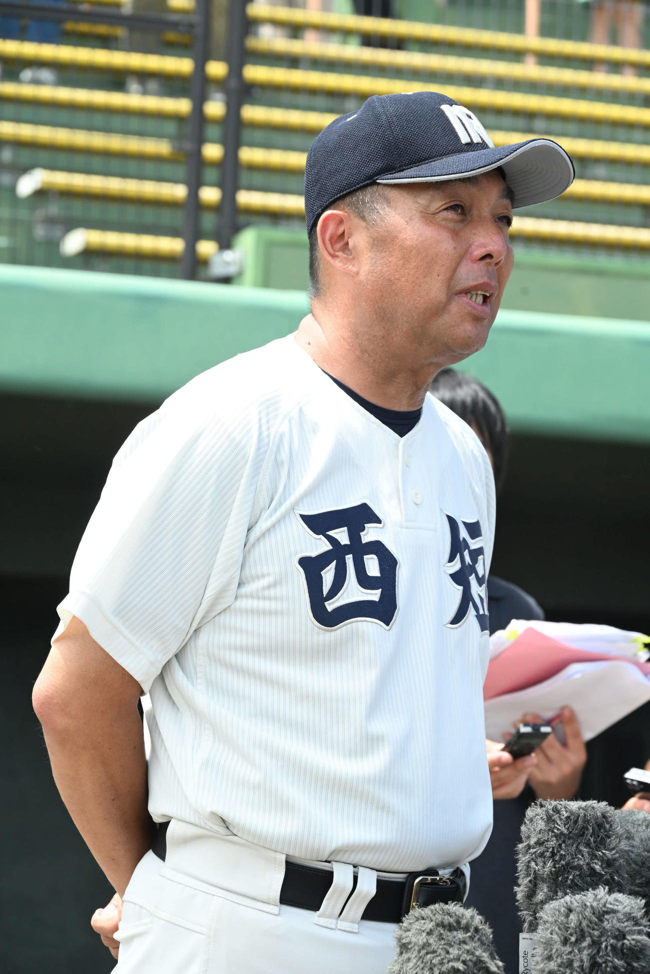 九州国際大付対西日本短大付　取材に応じる西日本短大付の西村監督（撮影・林敢治）
