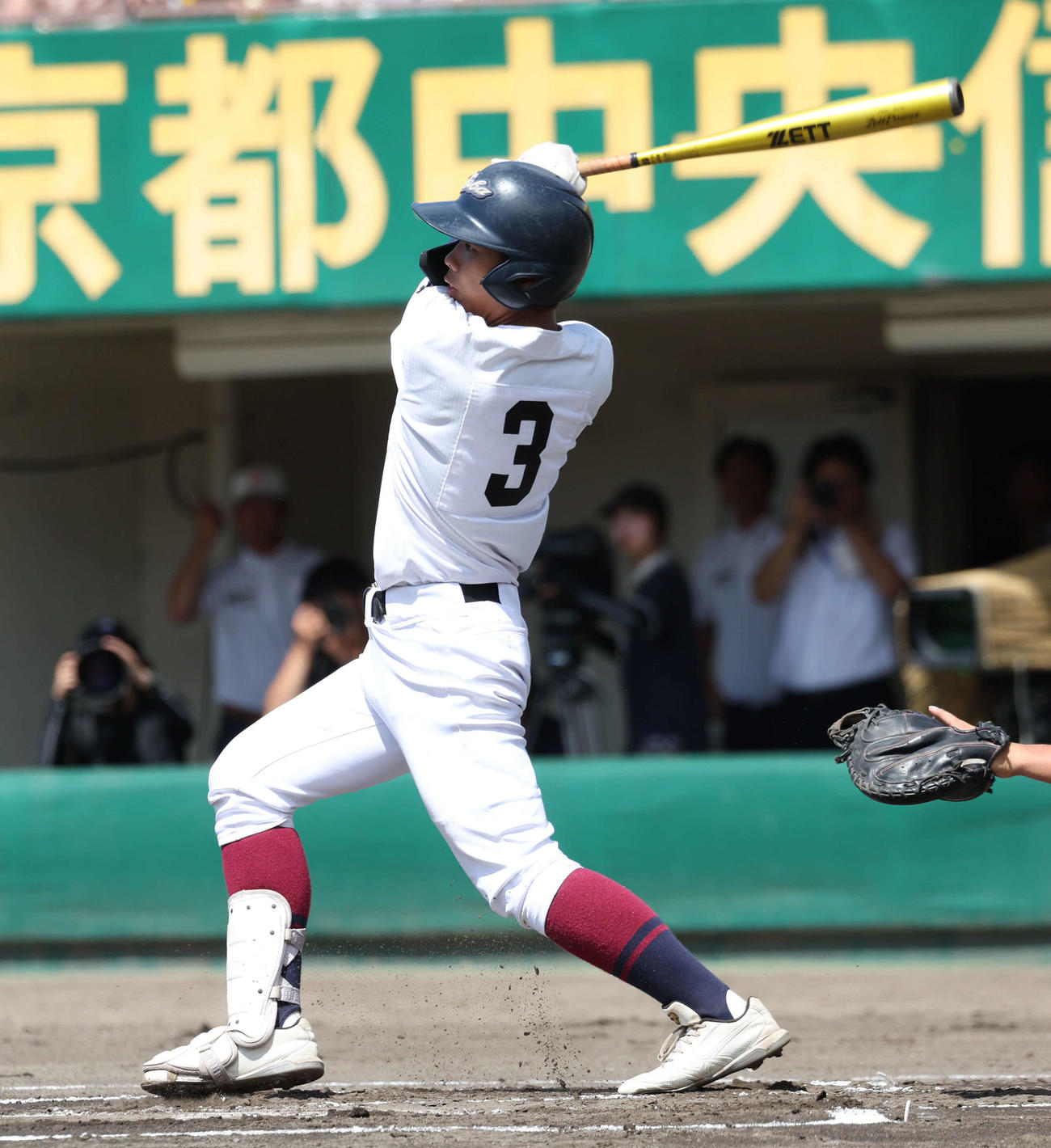 京都国際対鳥羽　1回表鳥羽2死二塁、横谷は中越えに本塁打を放つ（撮影・西尾就之）