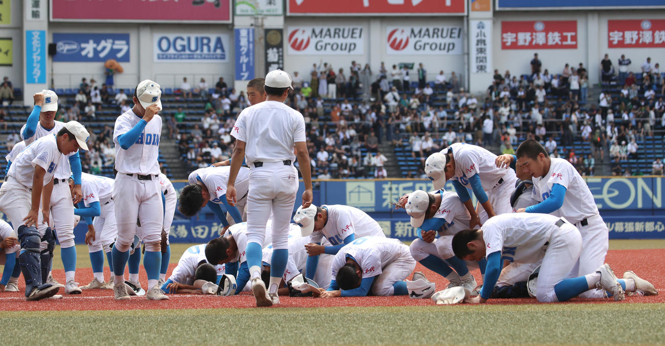 八千代松陰対市船橋　激闘の末に敗れた八千代松陰ナインは泣き崩れた（撮影・柴田隆二）