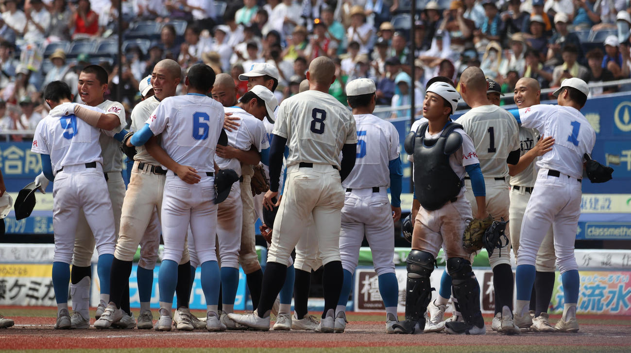 八千代松陰対市船橋　激闘の末に敗れた八千代松陰ナインは優勝した市船橋ナインと抱き合った（撮影・柴田隆二）