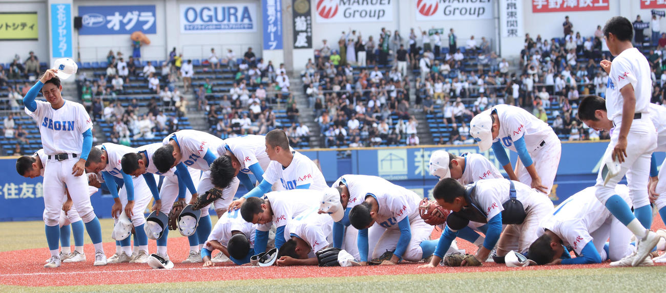八千代松陰対市船橋　激闘の末に敗れた八千代松陰ナインは泣き崩れた（撮影・柴田隆二）