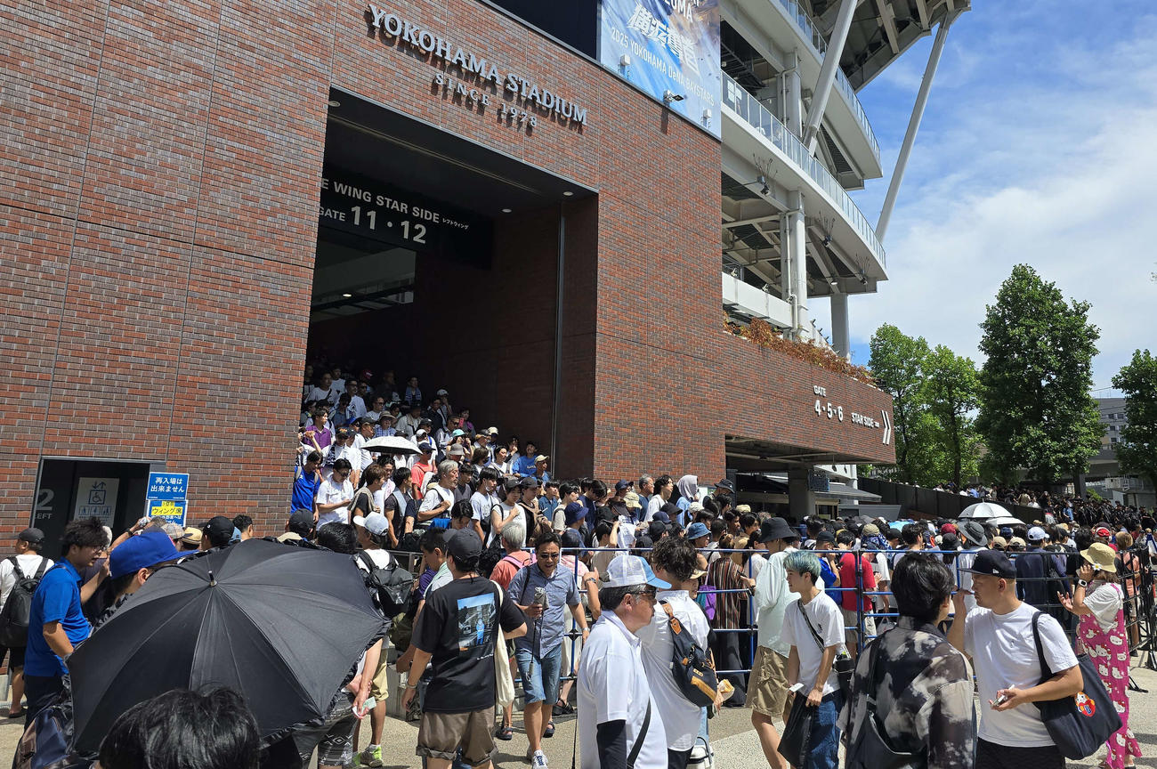決勝が行われる横浜スタジアムには当日券を求める長蛇の列ができていた（撮影・寺本吏輝）