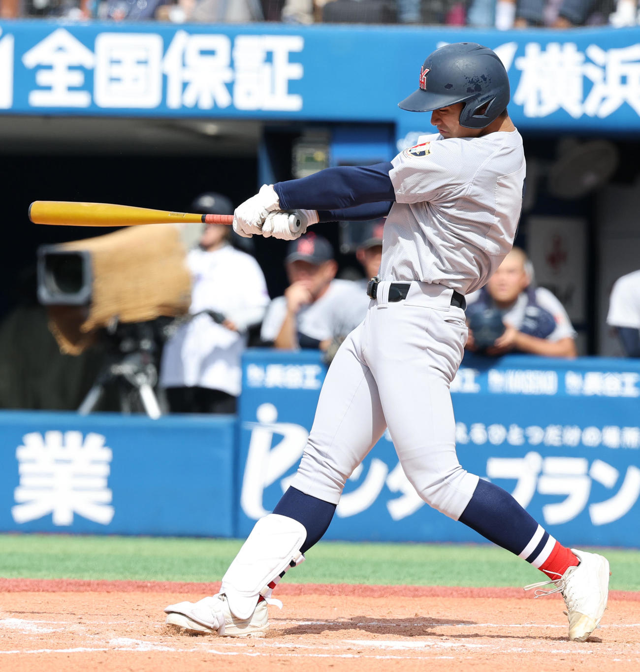 横浜対東海大相模　4回表横浜1死一塁、右越え2点本塁打を放つ奥村（撮影・野上伸悟）