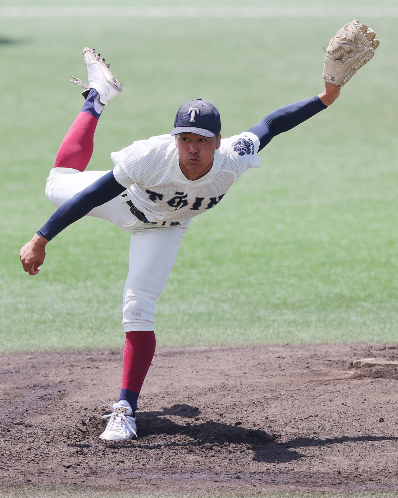 東大阪大柏原対大阪桐蔭　4回表、大阪桐蔭先発の森に代わって中野が登板する（撮影・上山淳一）