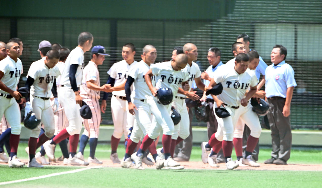 東大阪大柏原対大阪桐蔭　東大阪大柏原に敗れ肩を落とす大阪桐蔭ナイン（（撮影・和賀正仁）