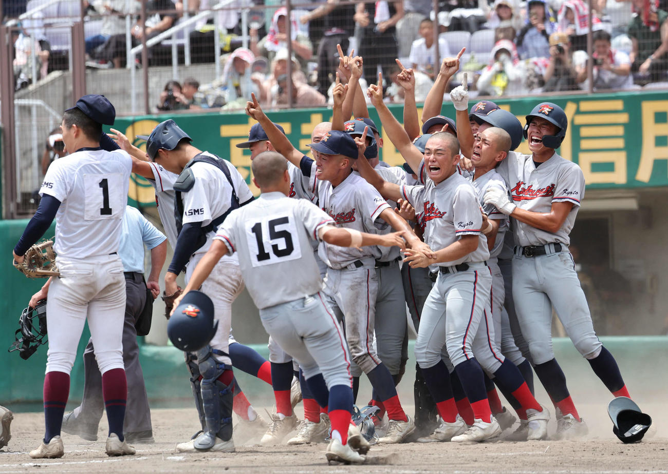 京都国際対鳥羽　9回裏サヨナラ勝ちで優勝を決めた京都国際ナインは喜びを爆発させる（撮影・西尾就之）