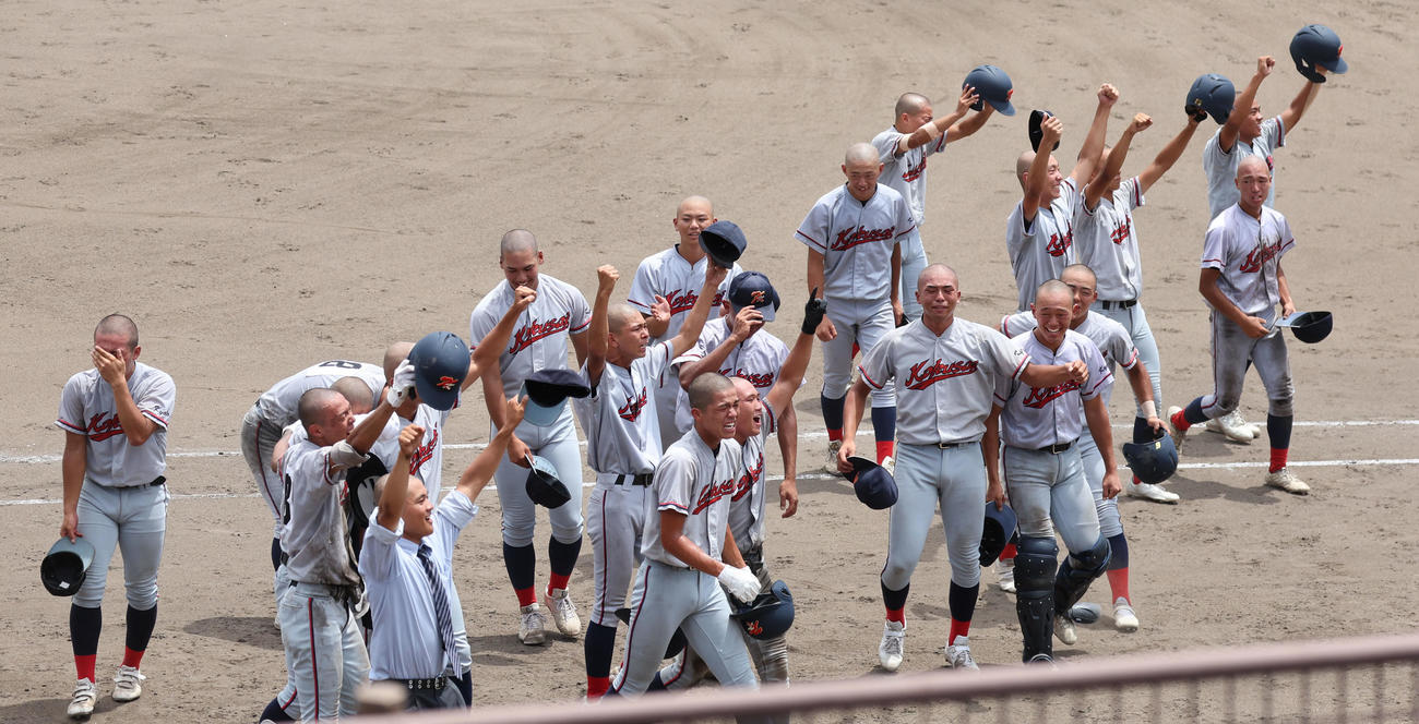 京都国際対鳥羽　サヨナラ勝ちで優勝を決めた京都国際ナインは応援団に歓喜の報告（撮影・西尾就之）