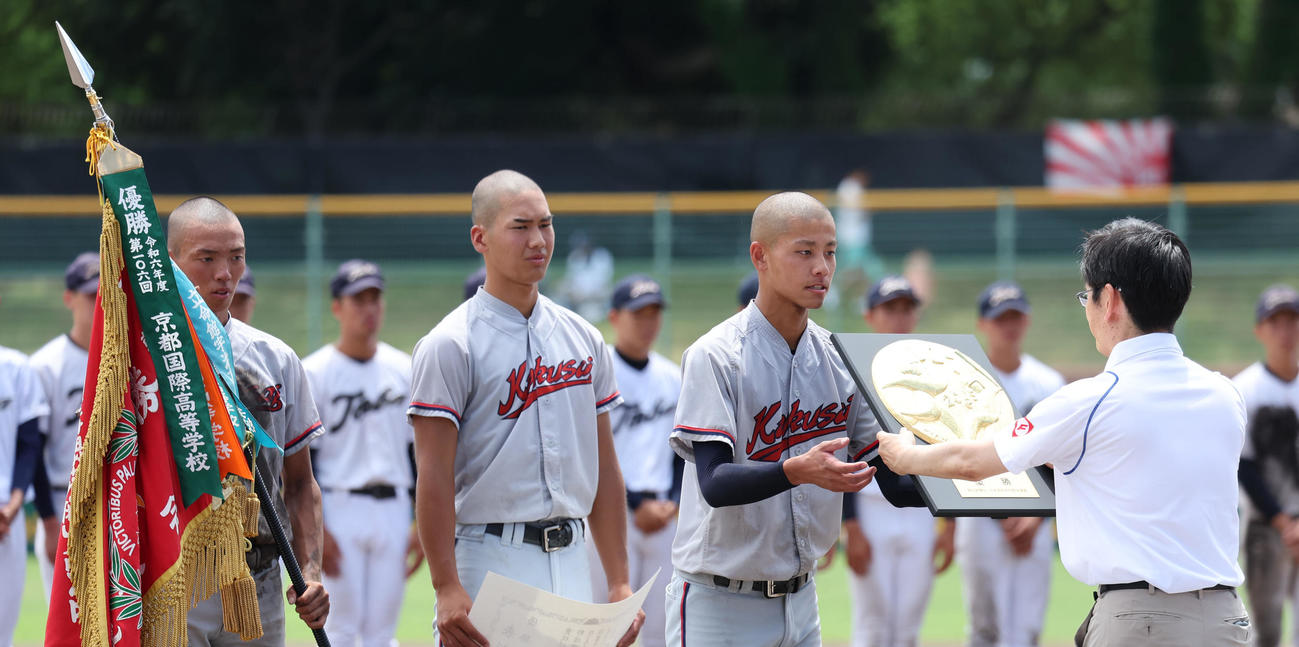 京都国際対鳥羽　閉会式で優勝盾を受け取る京都国際西村（撮影・西尾就之）
