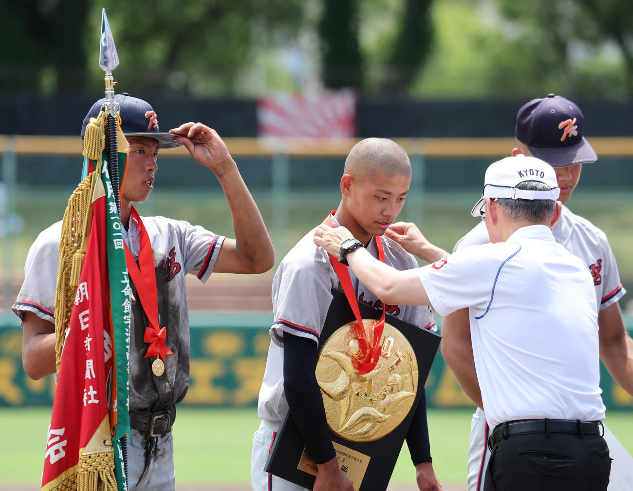 京都国際対鳥羽　閉会式で優勝メダルを掛けてもらう京都国際西村（撮影・西尾就之）