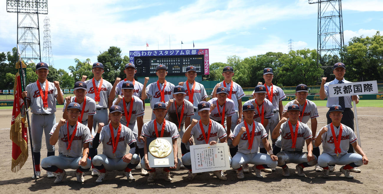 京都国際対鳥羽　優勝した京都国際ナインは記念撮影に臨む（撮影・西尾就之）