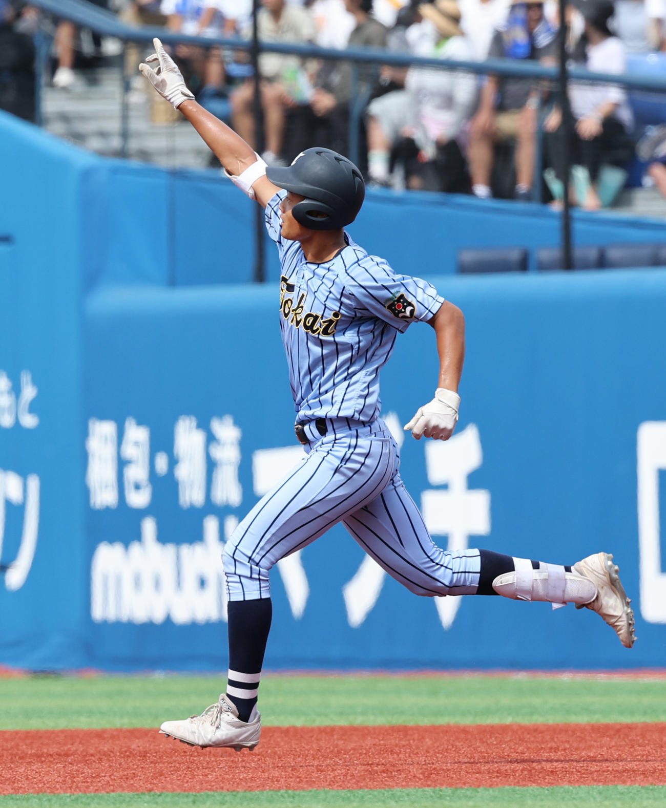 横浜対東海大相模　3回裏東海大相模1死一、二塁、右越え先制3点本塁打を放ち喜ぶ中村（撮影・野上伸悟）