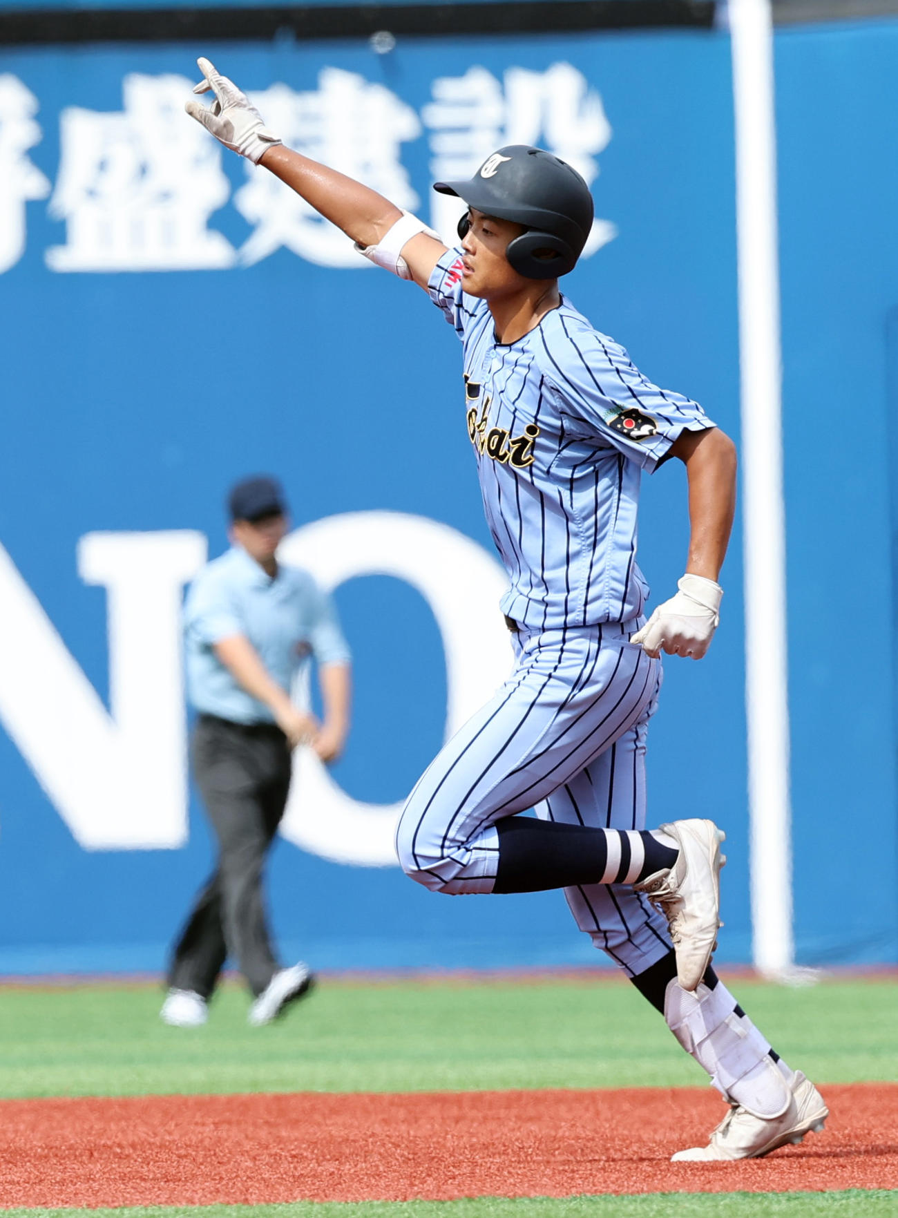 横浜対東海大相模　3回裏東海大相模1死一、二塁、右越え先制3点本塁打を放ち喜ぶ中村（撮影・野上伸悟）