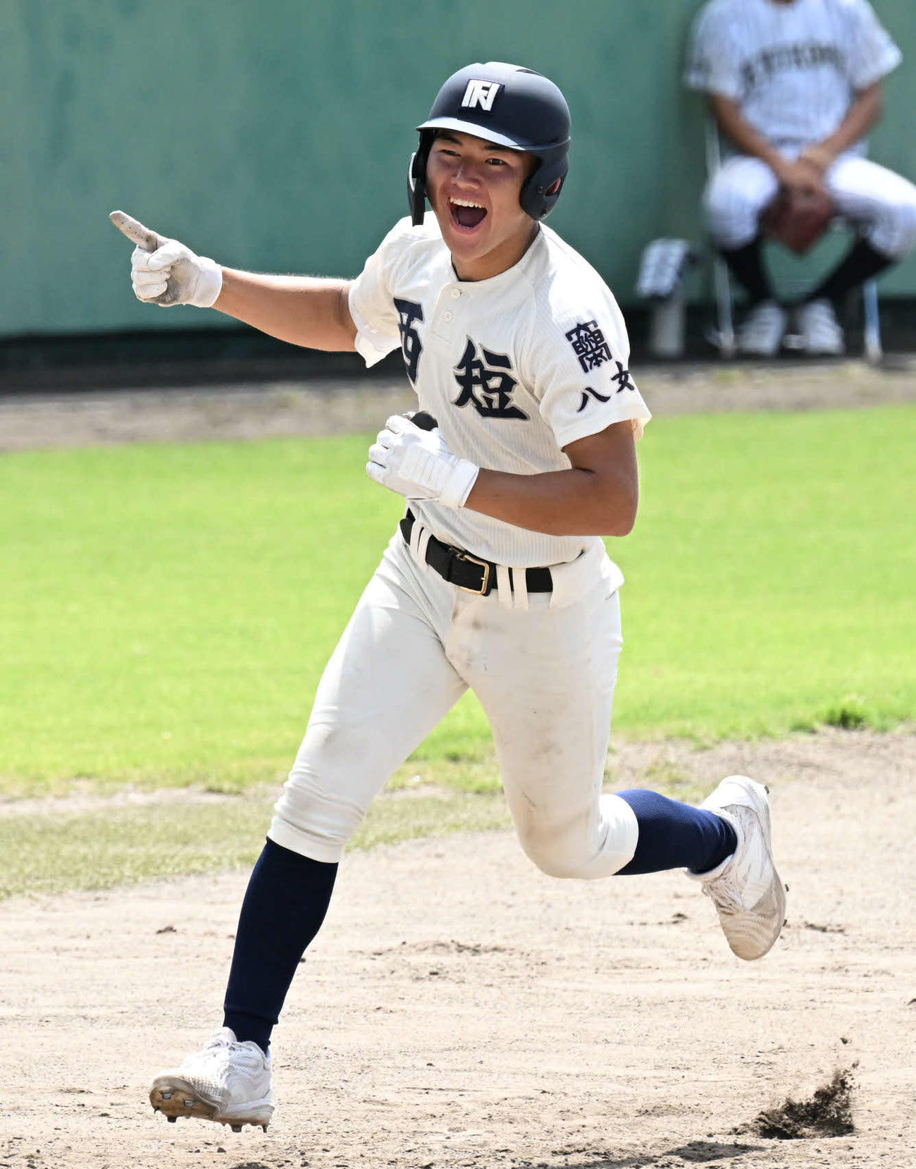 九州国際大付対西日本短大付　2回裏西日本短大付無死、山下は本塁打を放つ（撮影・林敢治）