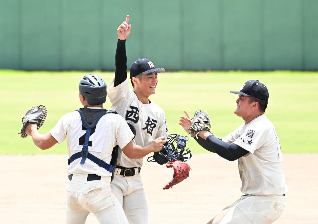 九州国際大付対西日本短大付　優勝を果たし歓喜する西日本短大付ナイン（撮影・林敢治）