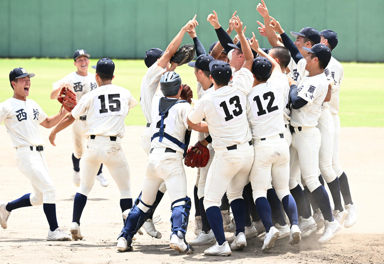 九州国際大付対西日本短大付　優勝を果たし歓喜する西日本短大付ナイン（撮影・林敢治）