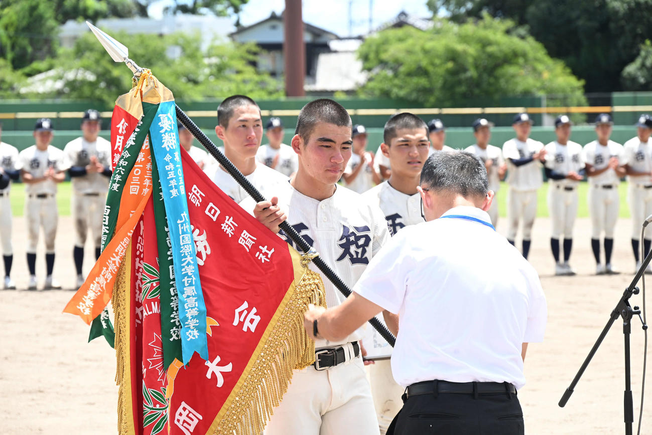 九州国際大付対西日本短大付　優勝旗を受け取る西日本短大付の小川（中央）（撮影・林敢治）