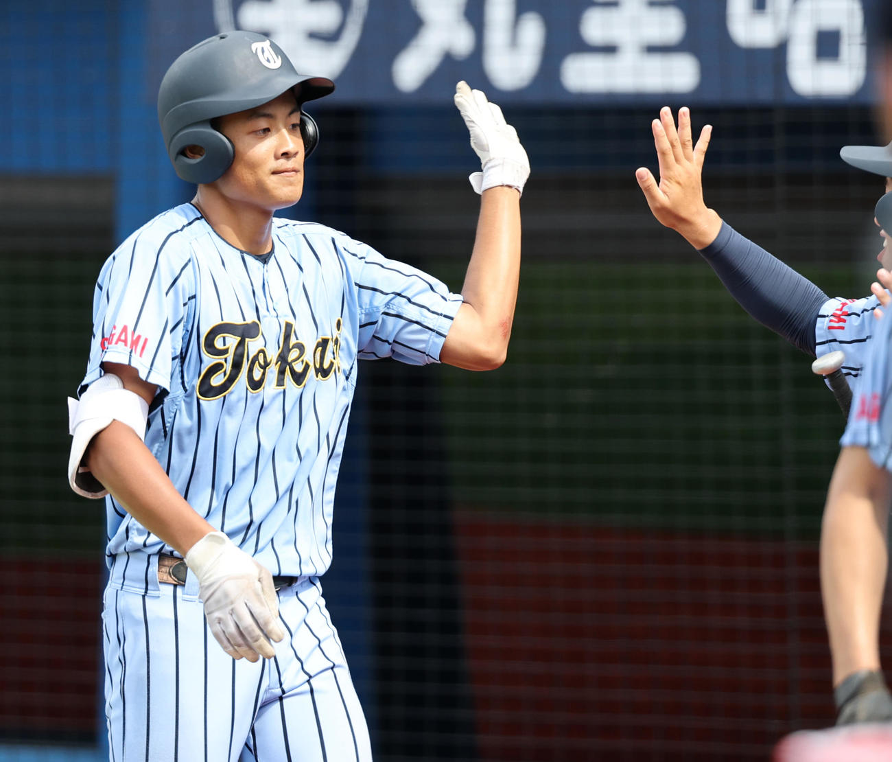 横浜対東海大相模　3回裏東海大相模1死一、二塁、右越え先制3点本塁打を放ち喜ぶ中村（撮影・野上伸悟）