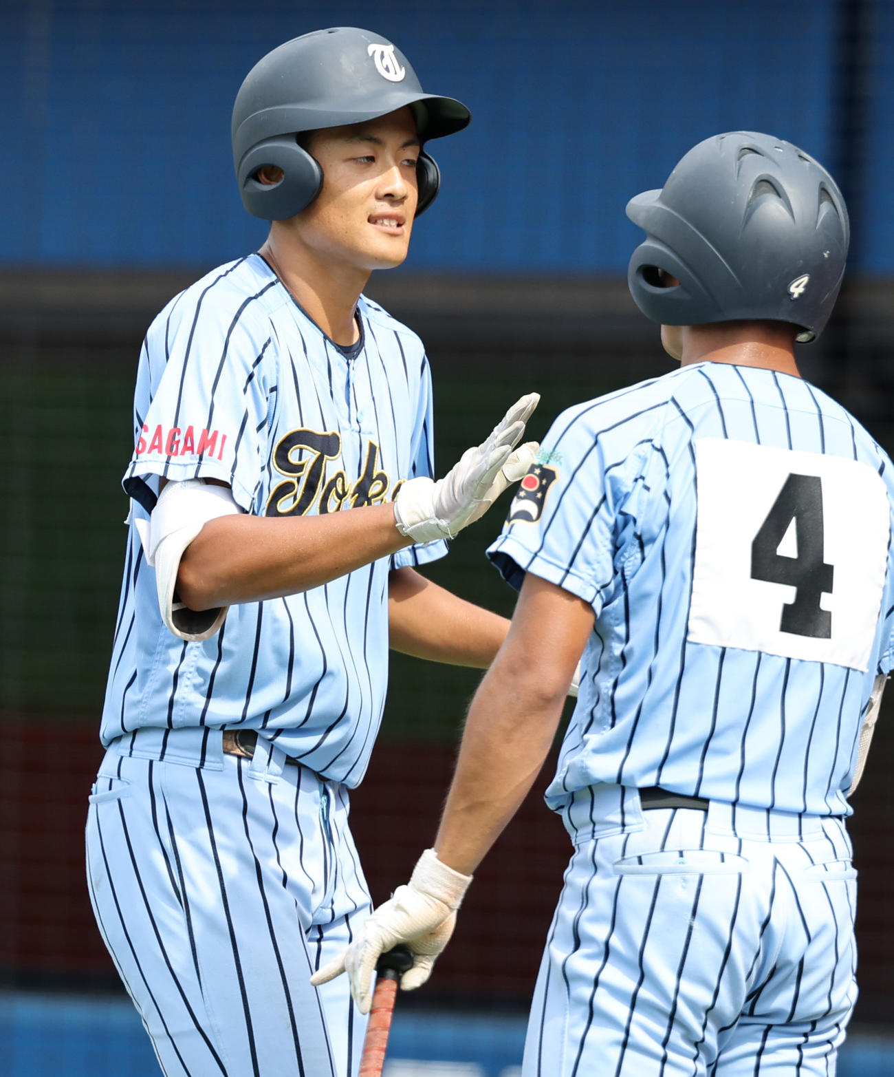 横浜対東海大相模　3回裏東海大相模1死一、二塁、右越え先制3点本塁打を放ち喜ぶ中村（撮影・野上伸悟）