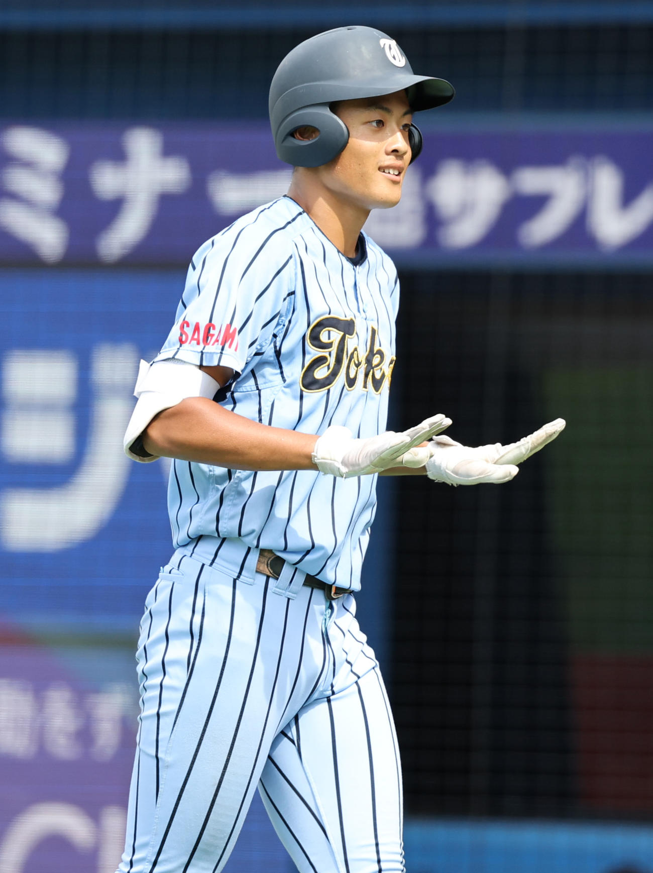 横浜対東海大相模　3回裏東海大相模1死一、二塁、右越え先制3点本塁打を放ちベンチの興奮を抑える中村（撮影・野上伸悟）